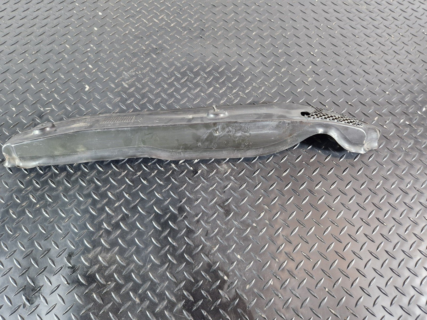 16-19 MERCEDES BENZ GLE W166 FRONT RIGHT O/S WING FENDER COVER SEAL A1668890025