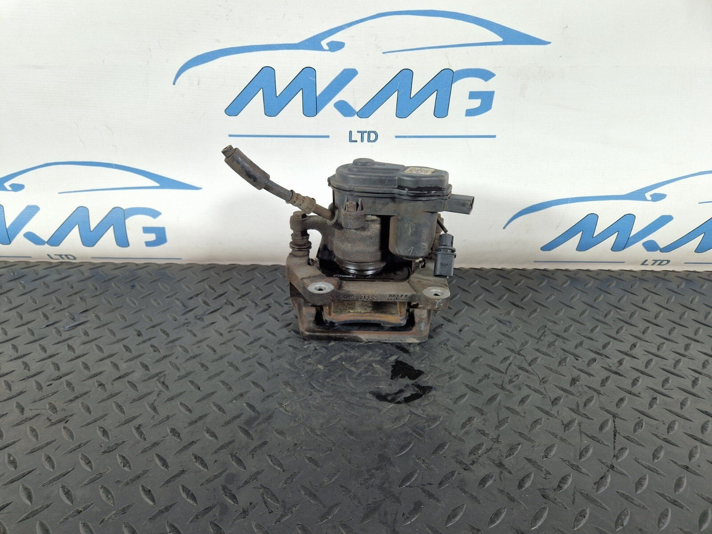 10-17 AUDI A8 4H REAR RIGHT O/S BRAKE CALIPER HOUSING & MOTOR UNIT 4H0615404