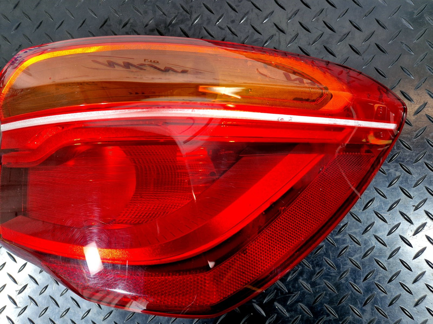 16-22 BMW X1 F48 REAR RIGHT O/S/R GENUINE OUTER TAIL LIGHT 7488542 (DAMAGED)