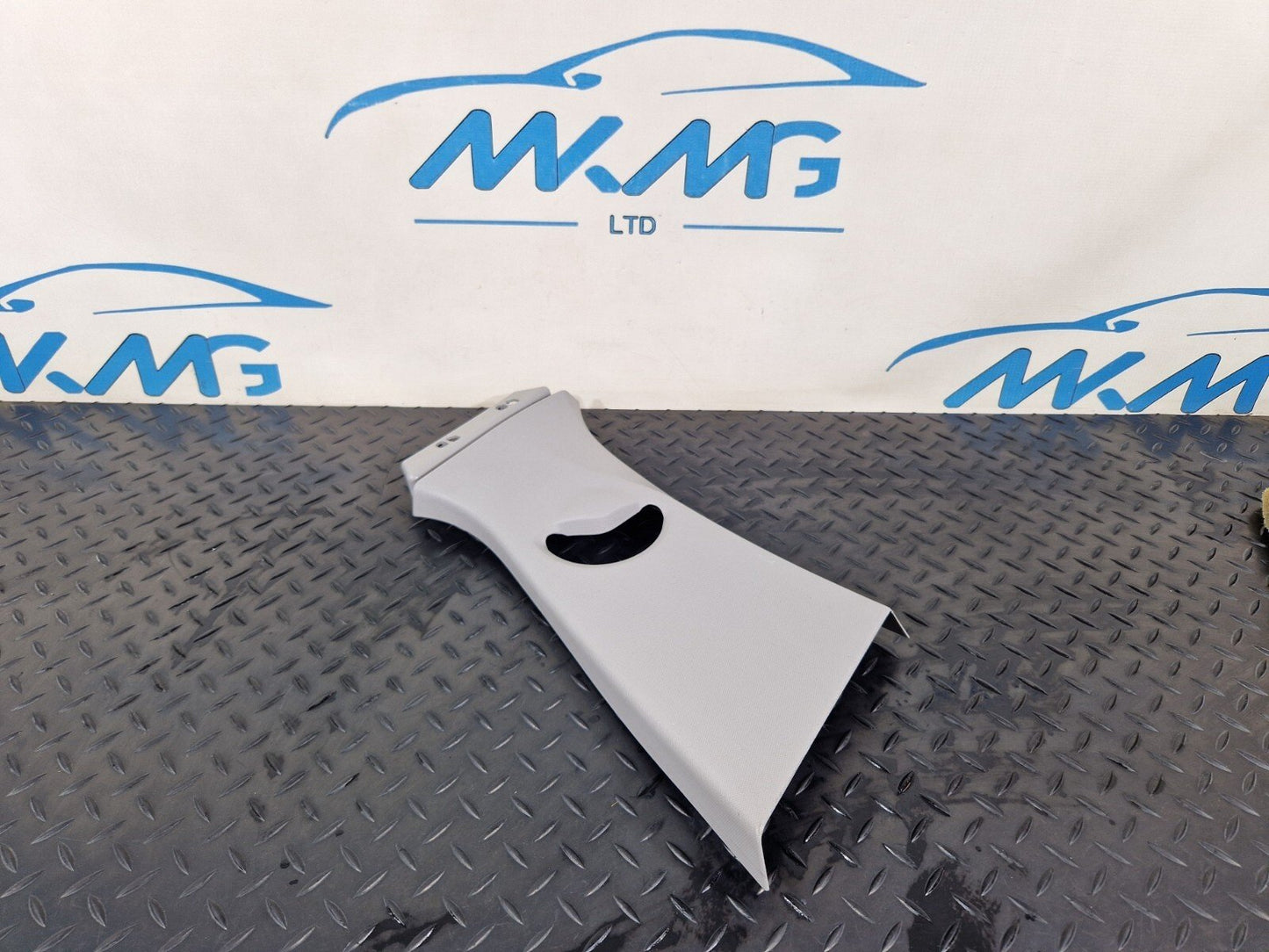 20-24 BMW 1 SERIES F40  B-PILLAR UPPER TRIM COVER RIGHT DRIVER SIDE 7444552