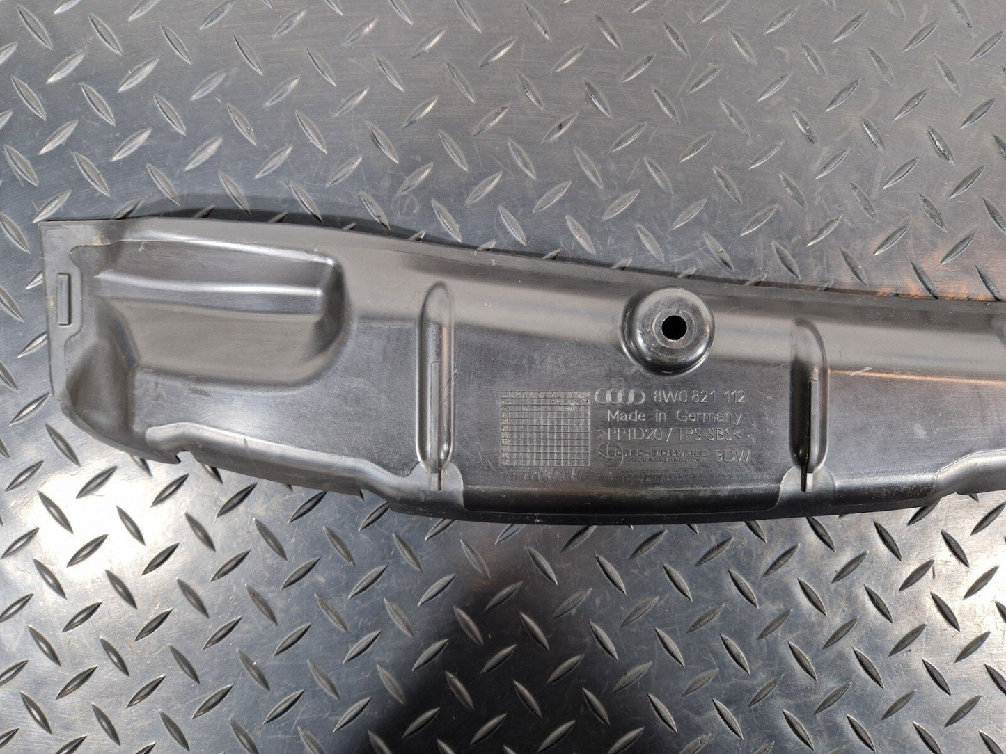 16-19 AUDI A4 B9 GENUINE FRONT RIGHT WING FILLER INSULATOR 8W0821112