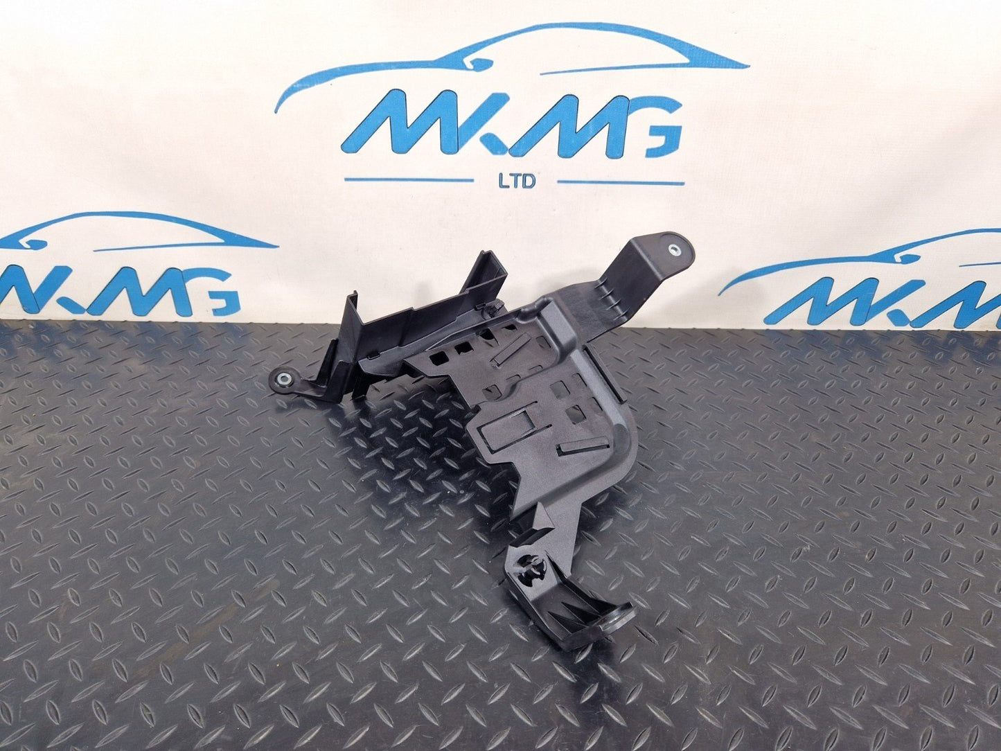 14-21 MERCEDES BENZ C200d W205 FUSE BOX HOLDER BRACKET A2055452940