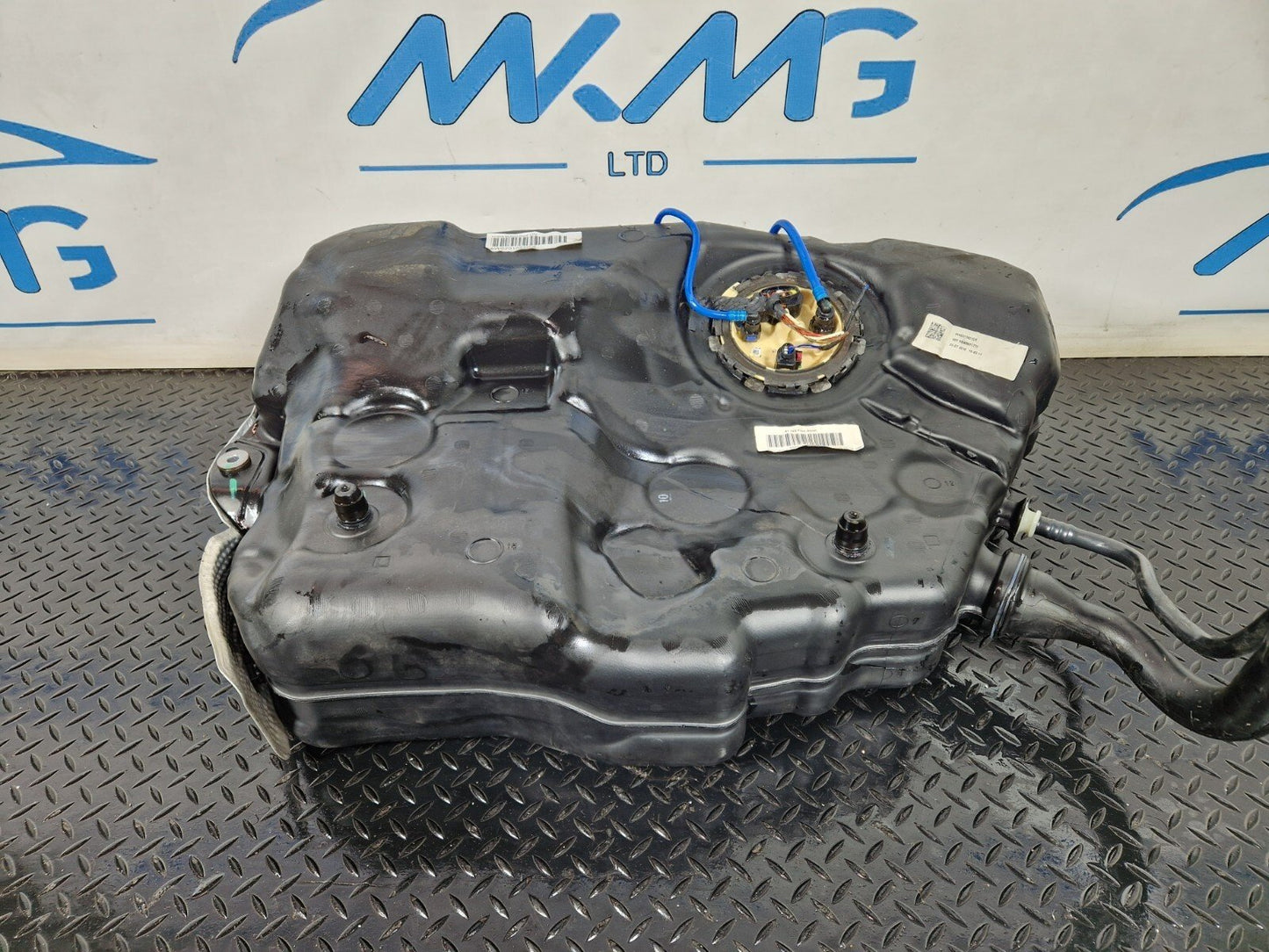 16-19 AUDI A4 AVANT B9 S-LINE DIESEL FUEL TANK WITH PUMP 8W0201021CG