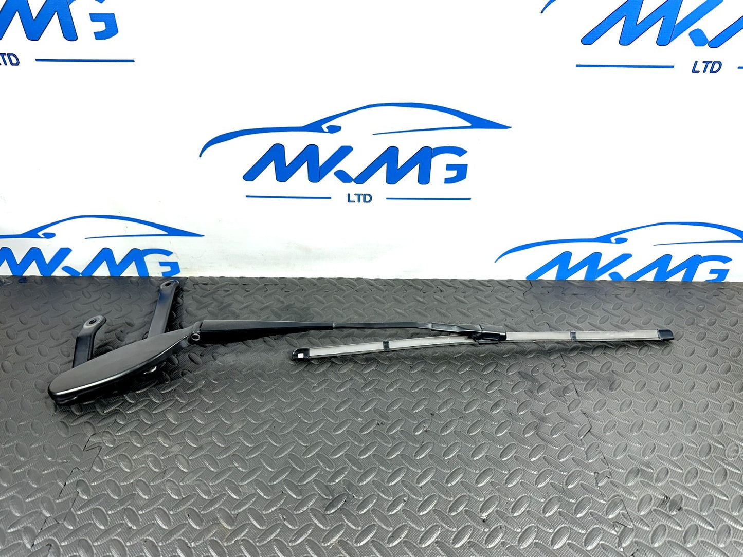 14-21 MERCEDES BENZ C300 W205 FRONT DRIVER SIDE WINDSCREEN WIPER ARM A2058204000