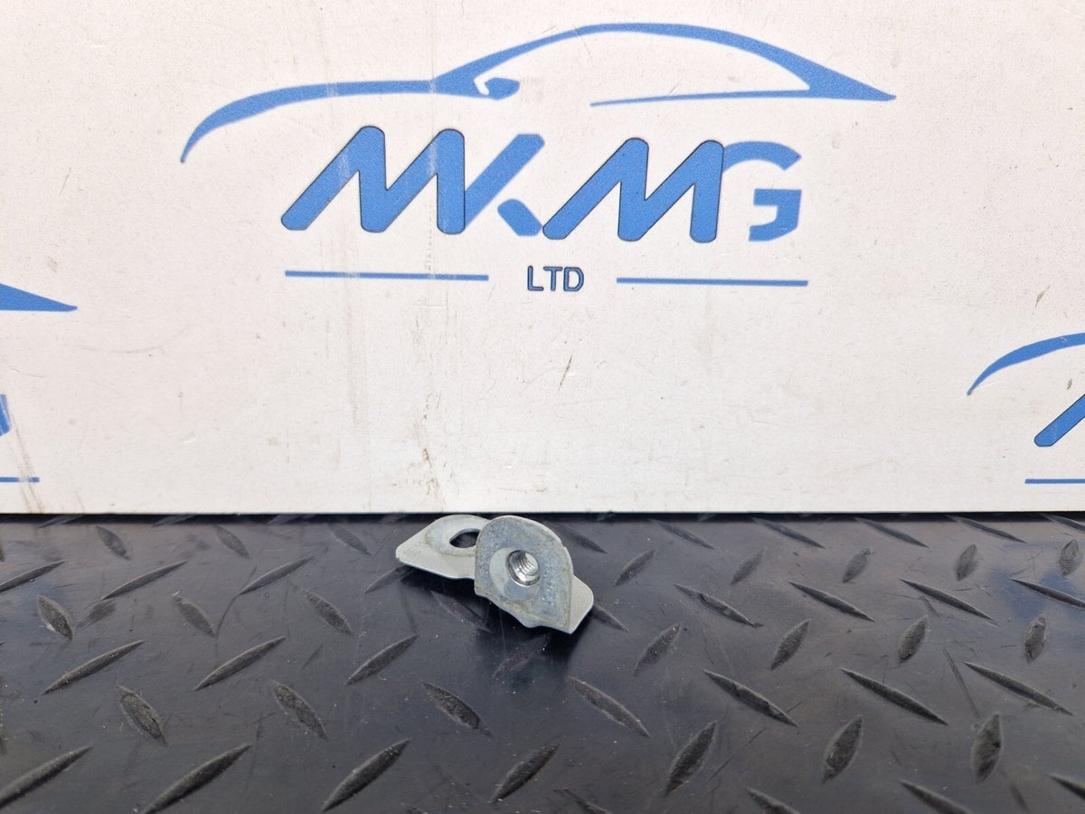 Audi A4 B9 front right wing bracket 8W0821470