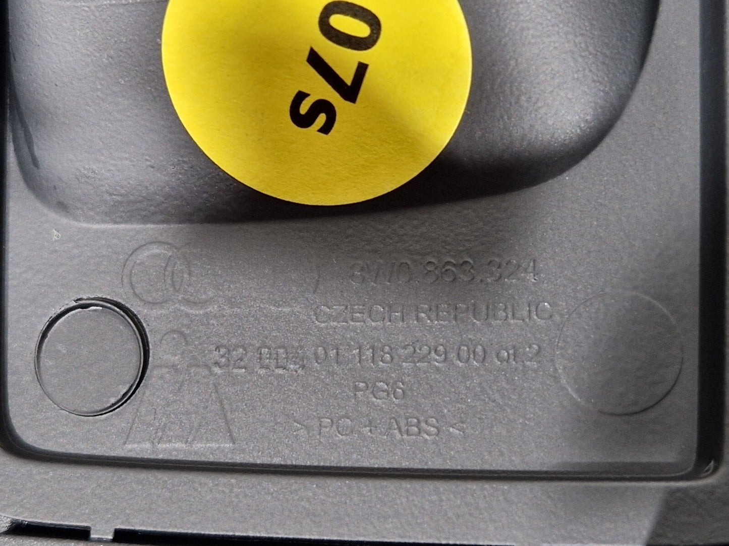 16-19 AUDI A4 B9 GENUINE CENTRE CONSOLE REAR TRIM 8W0864376 8W0863324