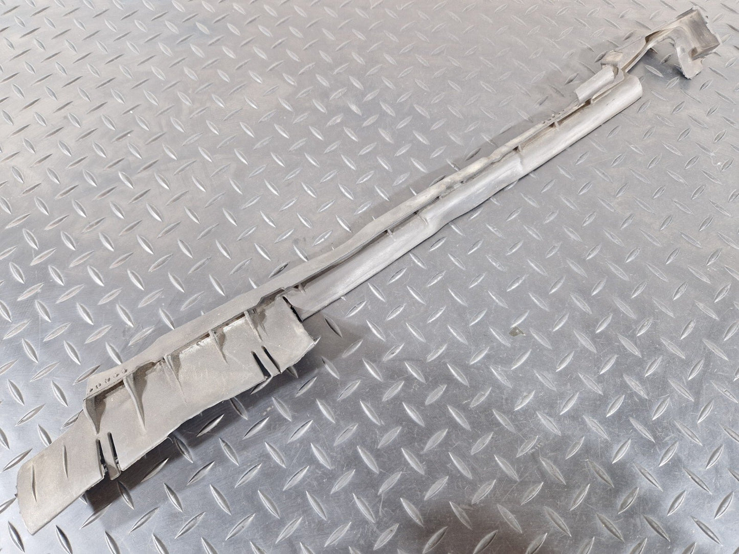 10-15 AUDI Q7 4L  FRONT RIGHT SIDE RADIATOR AIR GUIDE SEAL 7L0121332