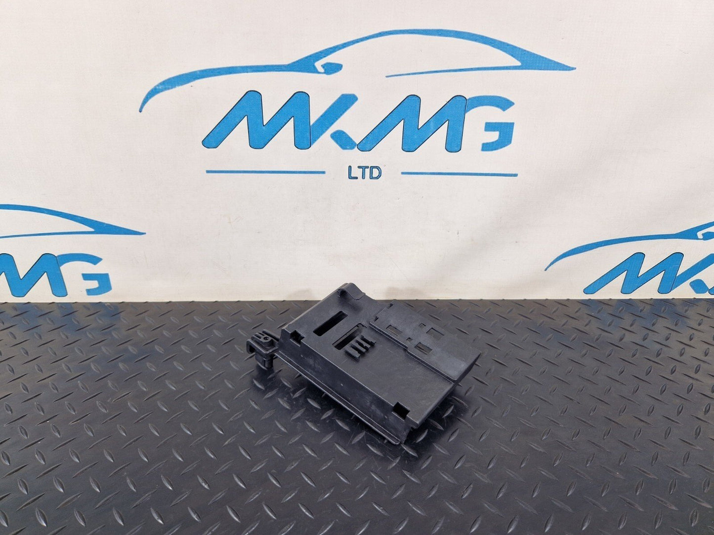 14-19 MERCEDES BENZ GLA X156 GEARBOX CONTROL MODULE BRACKET HOLDER A2465450500
