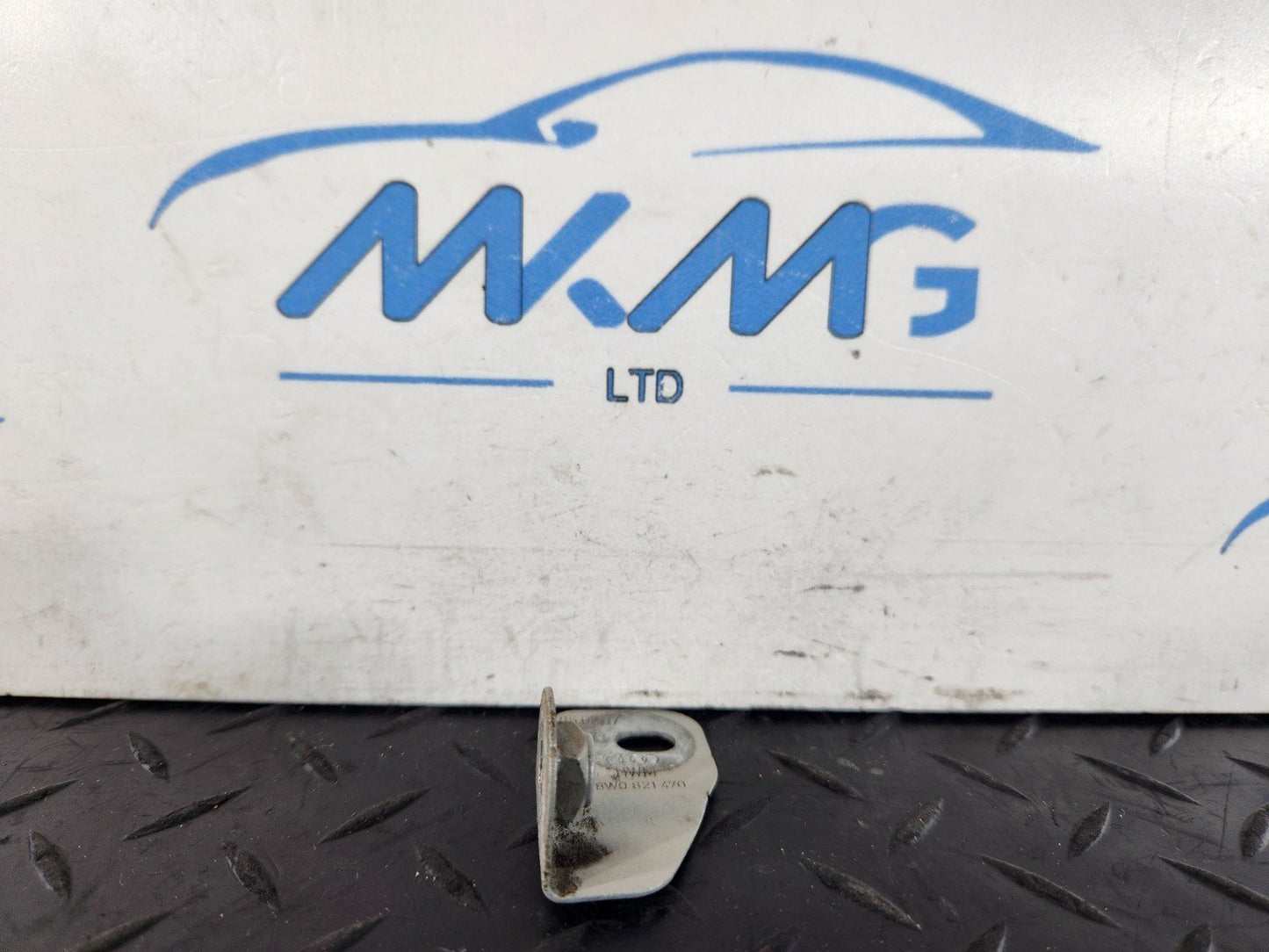 16-19 AUDI A4 B9 GENUINE FRONT RIGHT DRIVER SIDE WING BRACKET 8W0821470
