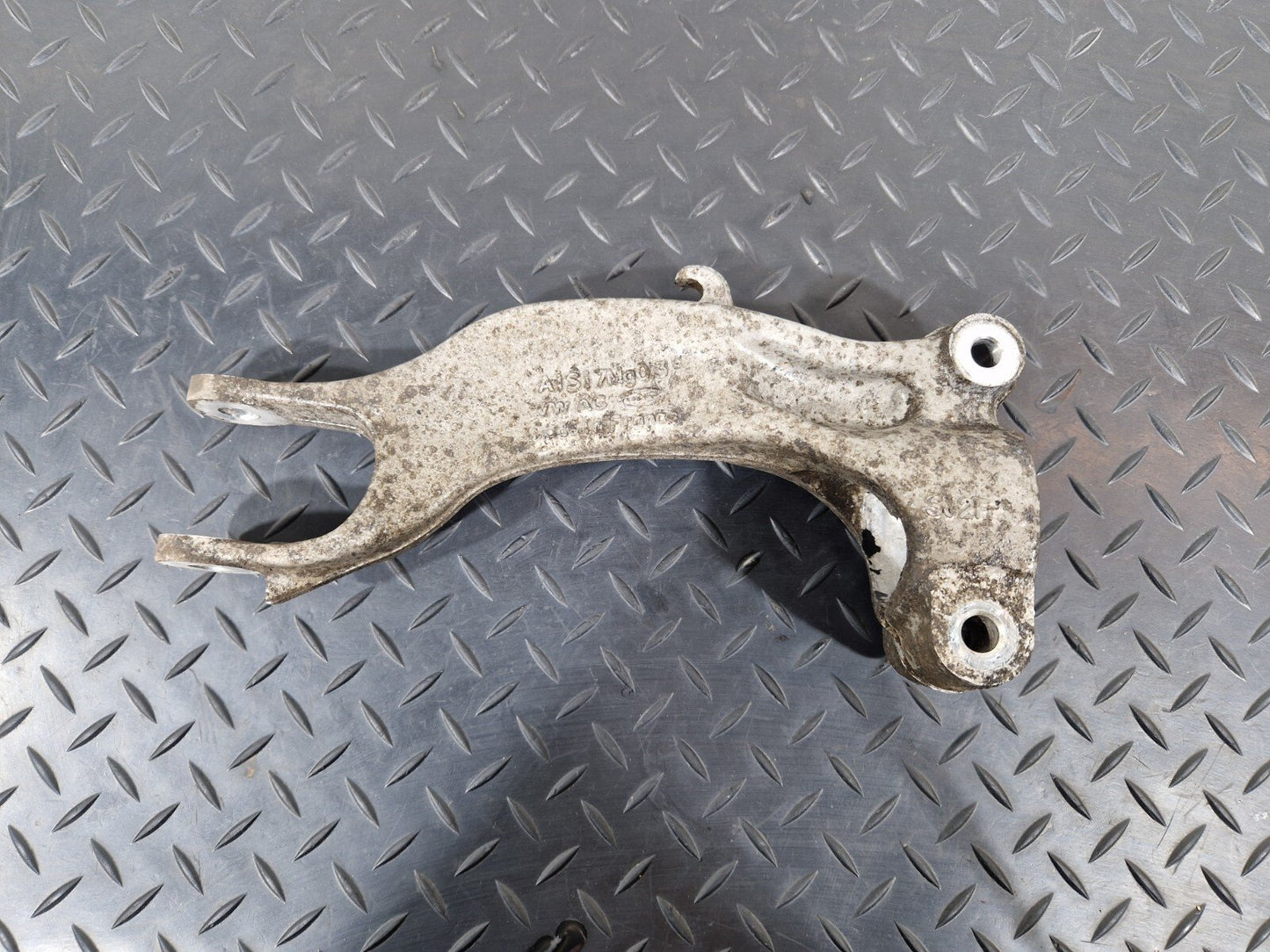 16-19 AUDI A4 B9 S-LINE FRONT RIGHT SIDE SUSPENSION STRUT BRACKET 8W0413038