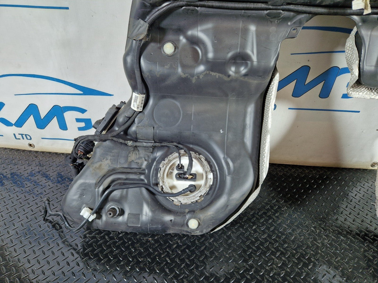 10-17 AUDI A8 4H PETROL FUEL TANK & PUMP 4H0201021BH
