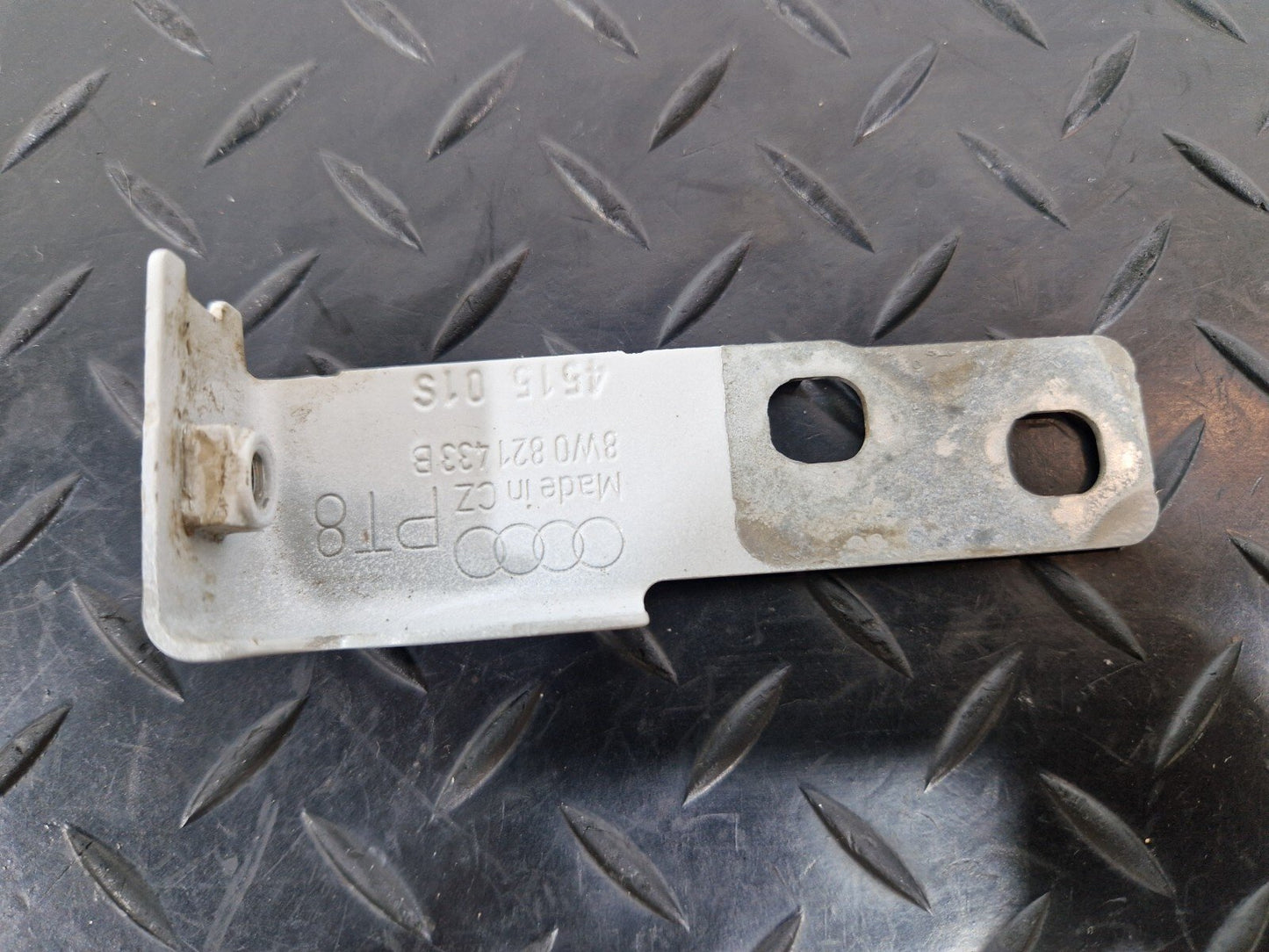 16-19 AUDI A4 B9 S-LINE GENUINE FRONT LEFT PASSENGER SIDE WING BRACKET 8W0821433