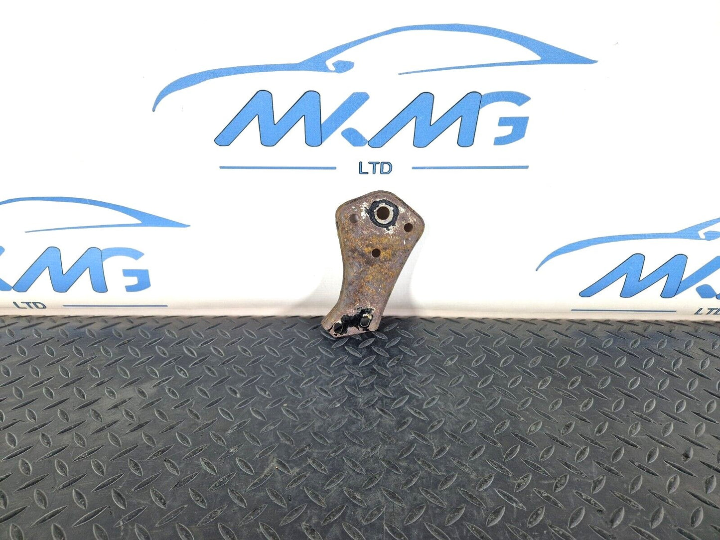 14-21 MERCEDES BENZ C200 W205 REAR SUBFRAME RIGHT SIDE STOP PLATE A2053520800
