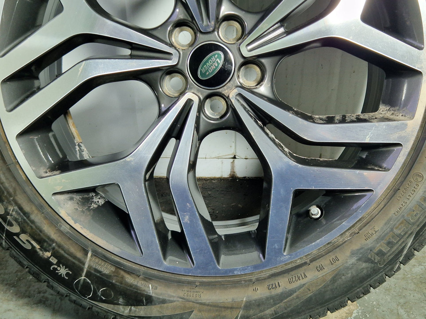 Land Rover Evoque 20" Alloy Wheel with Tyre 235/50/20 ~6mm K8D2-1007-HA