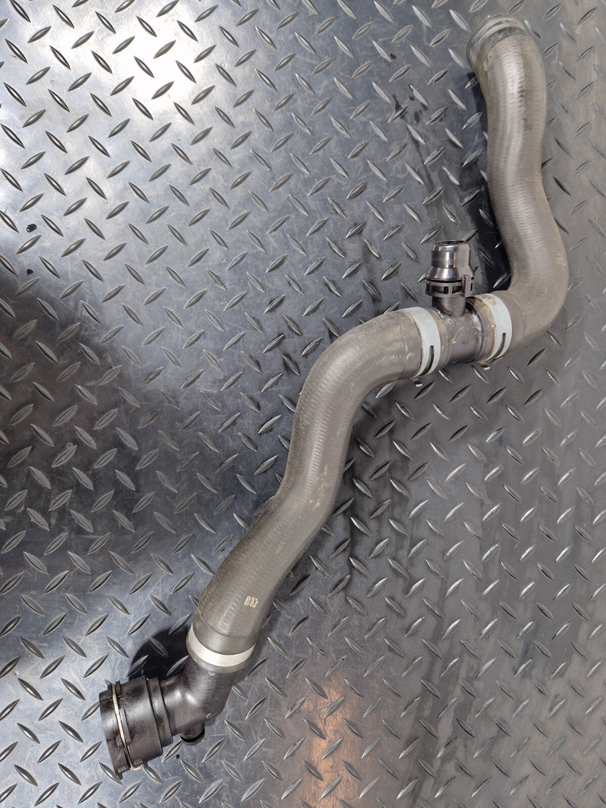 16-19 AUDI A4 B9 GENUINE  WATER COOLANT PIPE 8W0121140 8W0122293