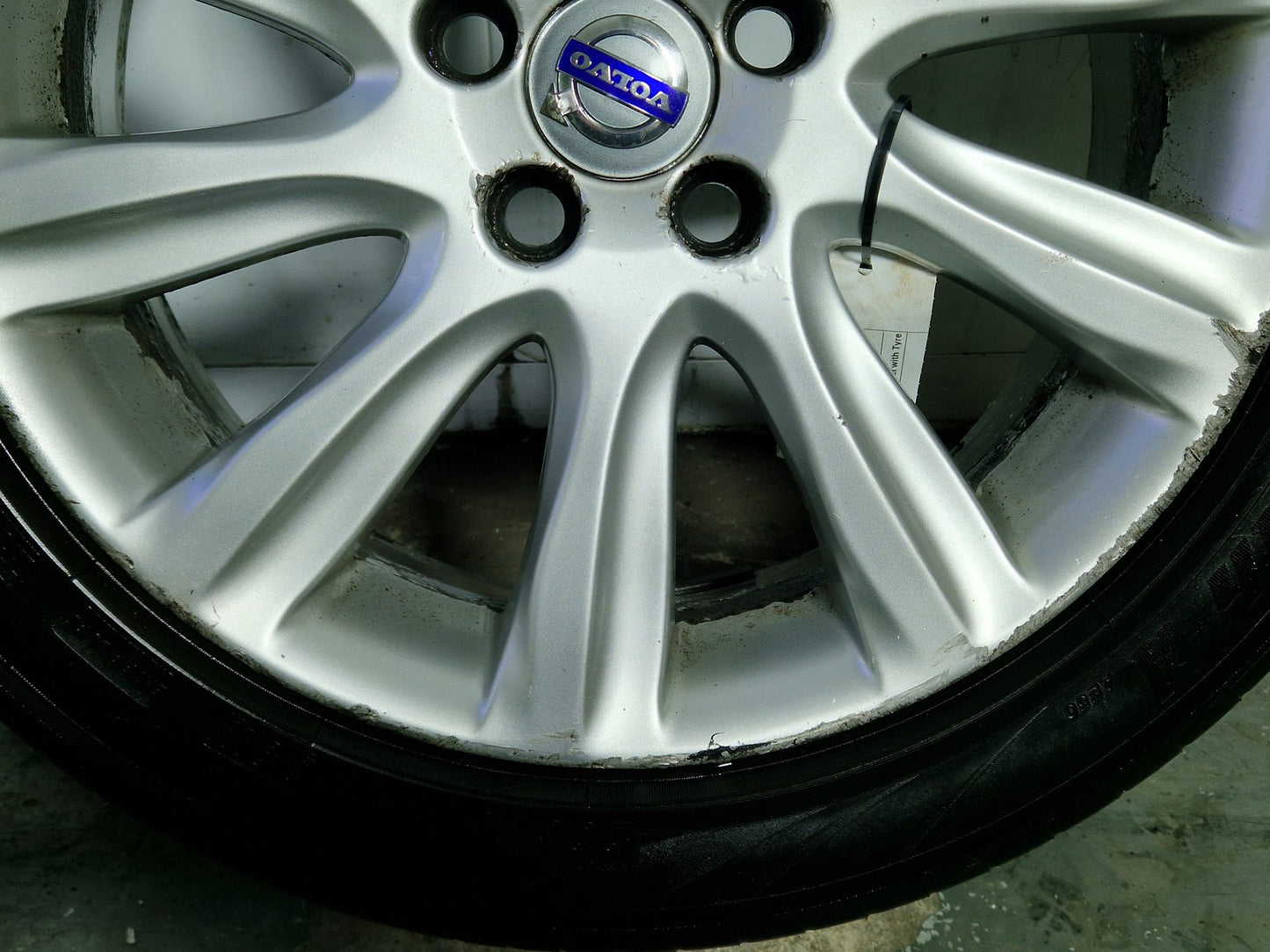 Volvo V40 MK3 (525) 17" Alloy Wheel with Tyre 205/50/17 31381857