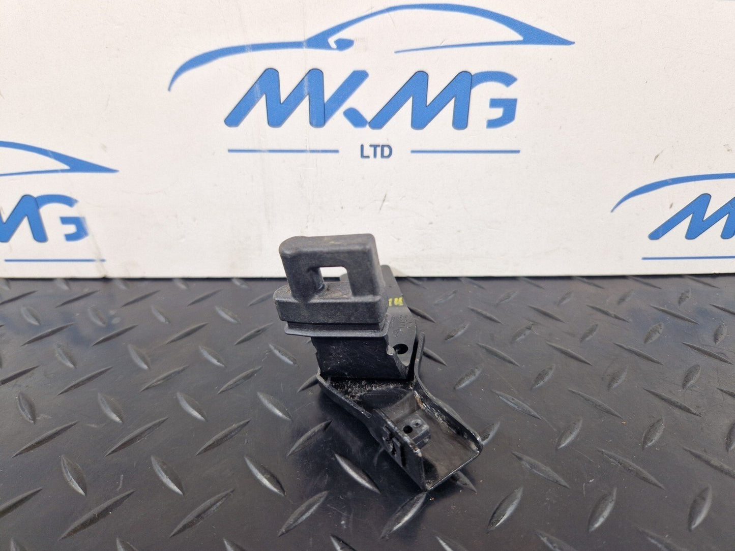 12-18 AUDI A6 C7 REAR LEFT N/S BOOT PARTITION BRACKET MOUNT 4G9863583