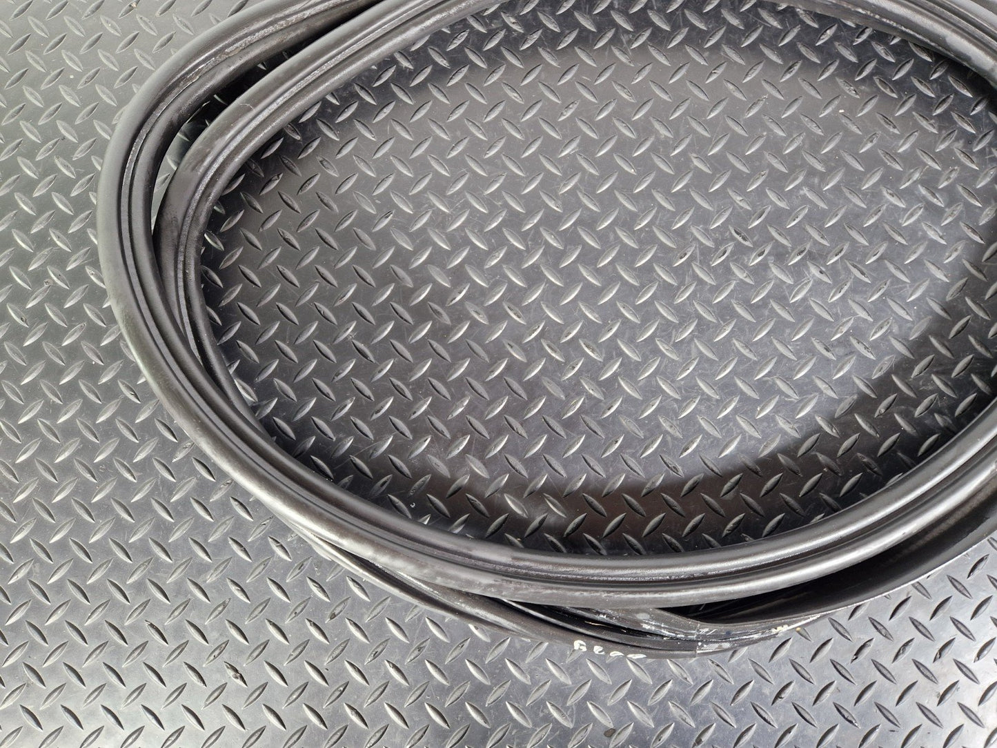 16-22 BMW X1 F48 GENUINE GASKET TAILGATE TRUNK BOOT LID RUBBER SEAL 7474447