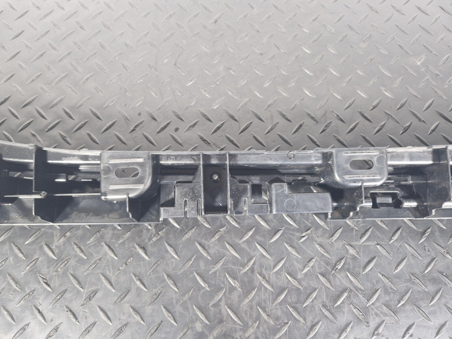 11-18 BMW 6 SERIES F06 SIDESKIRT BRACKET REAR LEFT PASSENGER SIDE 7276349