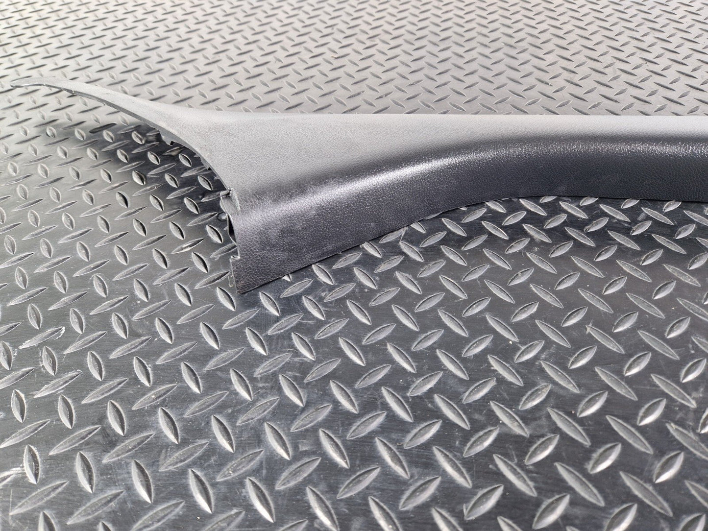 18-ON MERCEDES BENZ SPRINTER W907 W910 FRONT RIGHT A-PILLAR COVER A9076901200