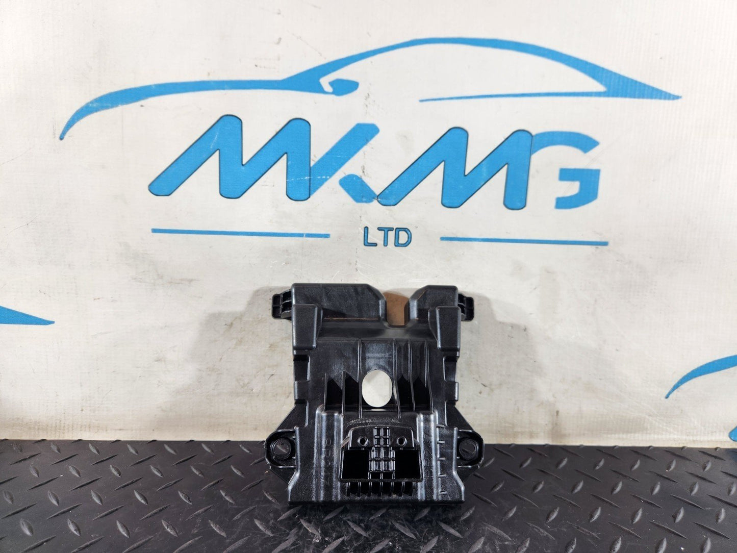 19-ON MERCEDES BENZ B CLASS W247 CENTRE CONSOLE BRACKET MOUNT A2476830400