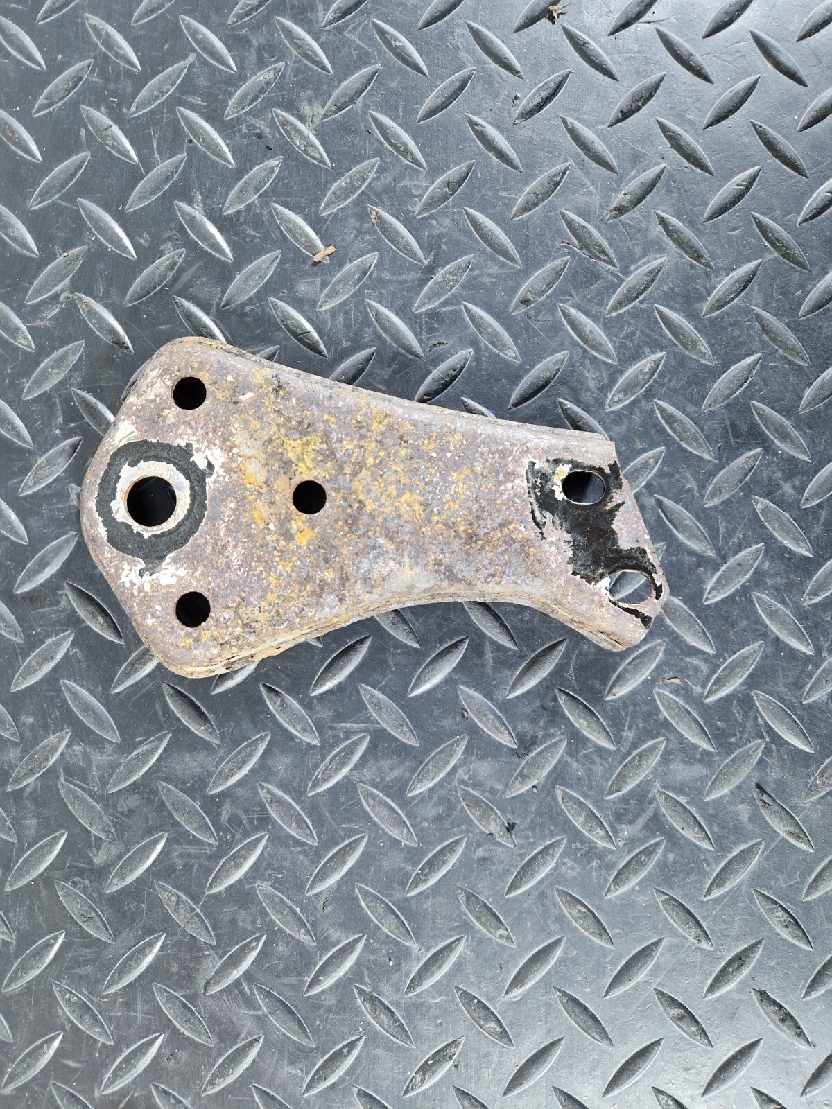 14-21 MERCEDES BENZ C200 W205 REAR SUBFRAME RIGHT SIDE STOP PLATE A2053520800