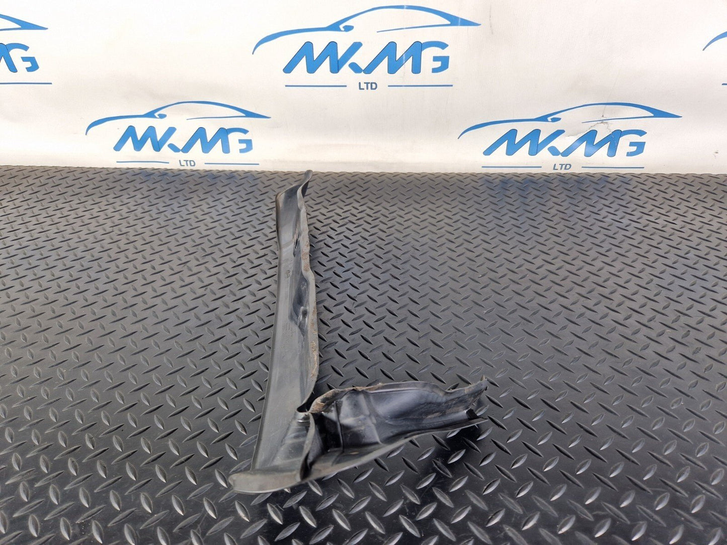 10-18 AUDI A7 4G S-LINE FRONT RIGHT WING FENDER END SEAL PLATE 4G8821112A