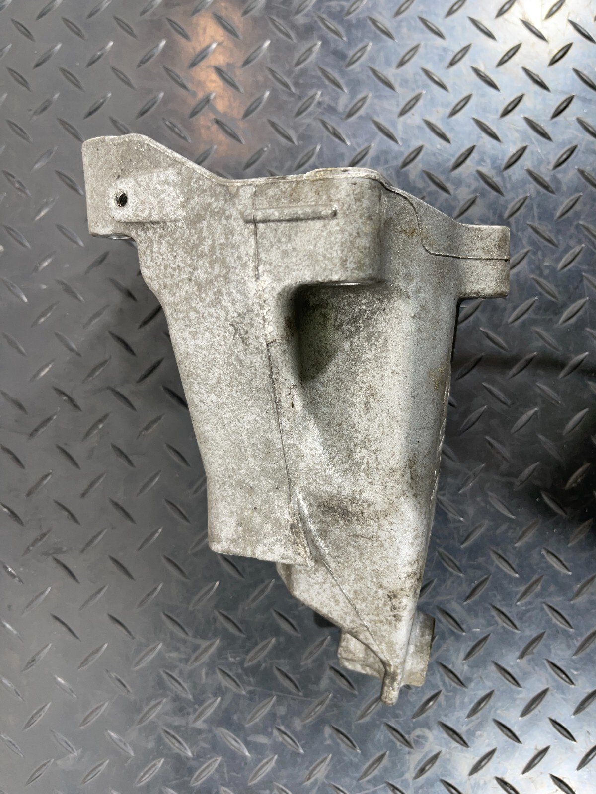 14-21 MERCEDES BENZ C300h W205 ENGINE SUPPORT MOUNT BRACKET RIGHT A6512234304