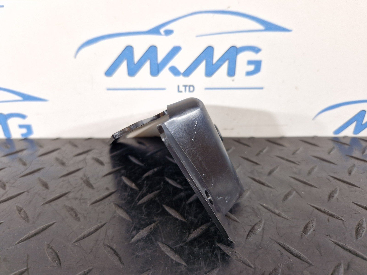 19-ON RANGE ROVER EVOQUE L551 TAILGATE CATCH TRIM K8D2402A52AA