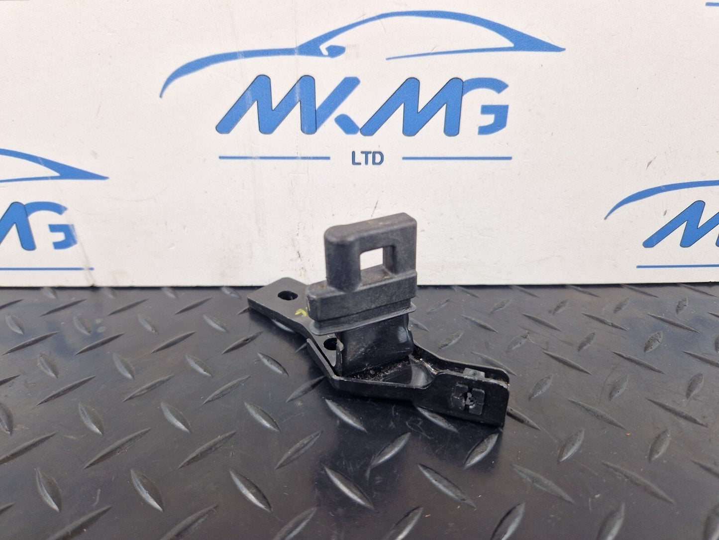 12-18 AUDI A6 C7 REAR LEFT N/S BOOT PARTITION BRACKET MOUNT 4G9863583