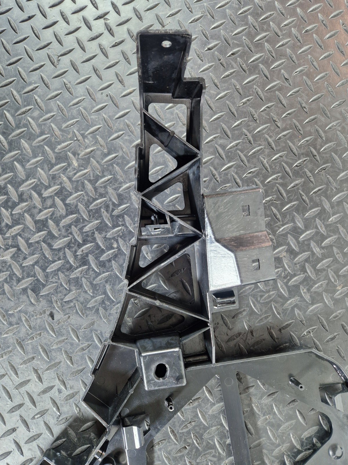 11-19 MERCEDES BENZ ML W166 GENUINE LEFT REAR BUMPER BRACKET  A1668851121