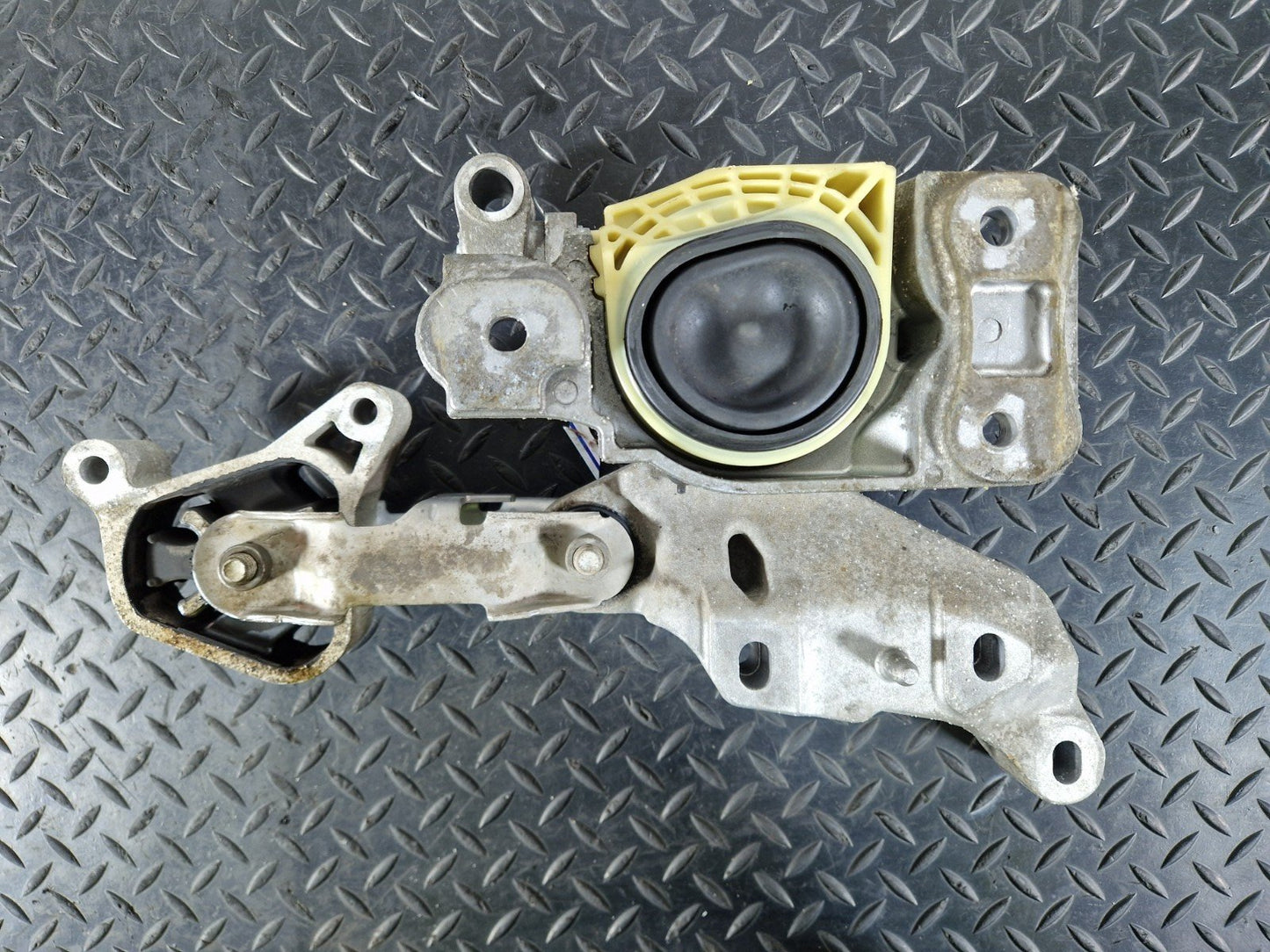 14-23 MERCEDES VITO W447 1.6 DIESEL OM622.951  ENGINE MOUNT BRACKET A4472410713