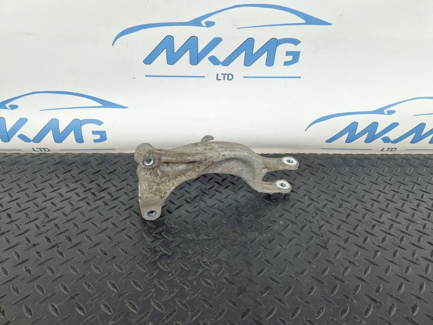 16-19 AUDI A4 B9 OEM FRONT RIGHT SIDE SHOCK ABSORBER HOLDER 8W0038
