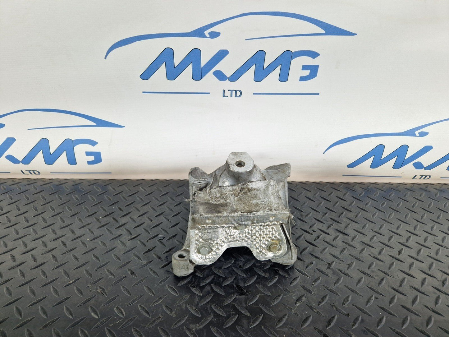 16-19 AUDI A4 AVANT B9 GENUINE RIGHT ENGINE MOUNT BRACKET 8W0199308H