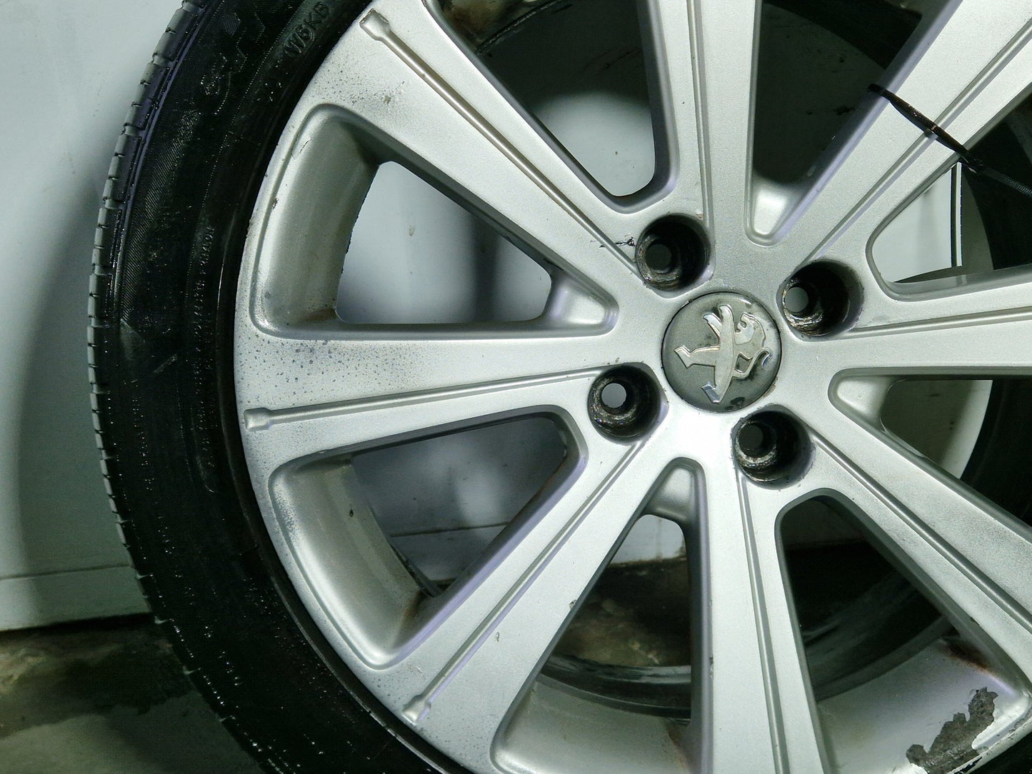 Peugeot 308 MK1 (T7) 17" Alloy Wheel with Tyre 225/45/17 ~3mm 9673707777