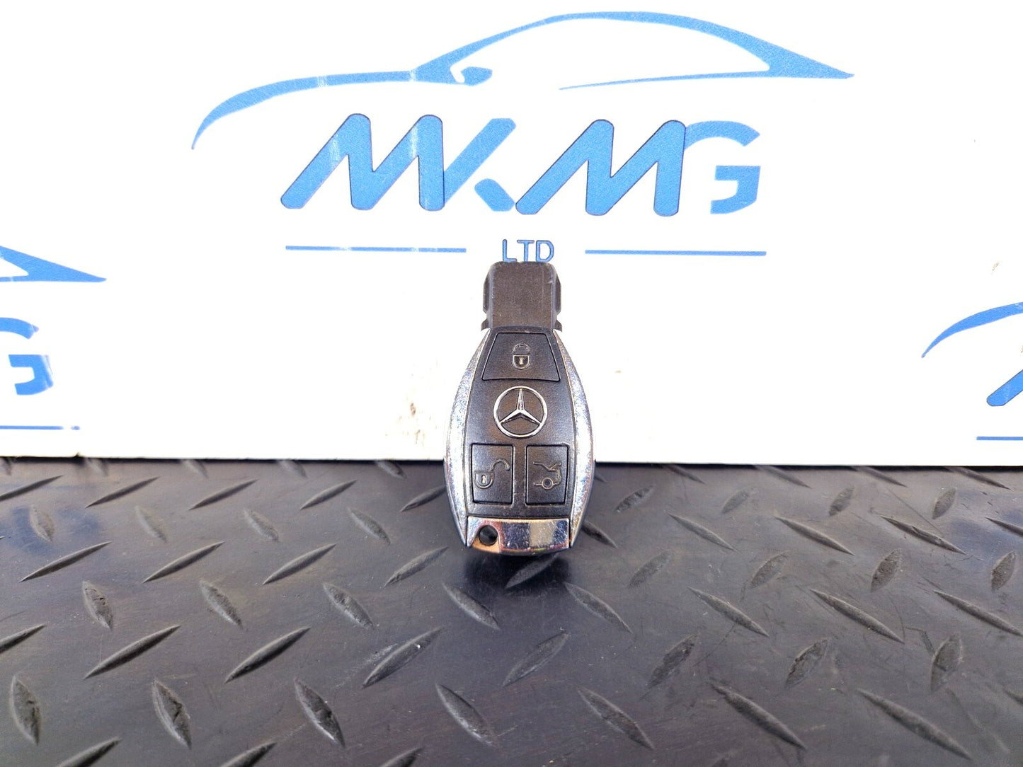 14-19 MERCEDES BENZ GLA X156 GENUINE OEM 3 BUTTON IGNITION KEY FOB A0009050039