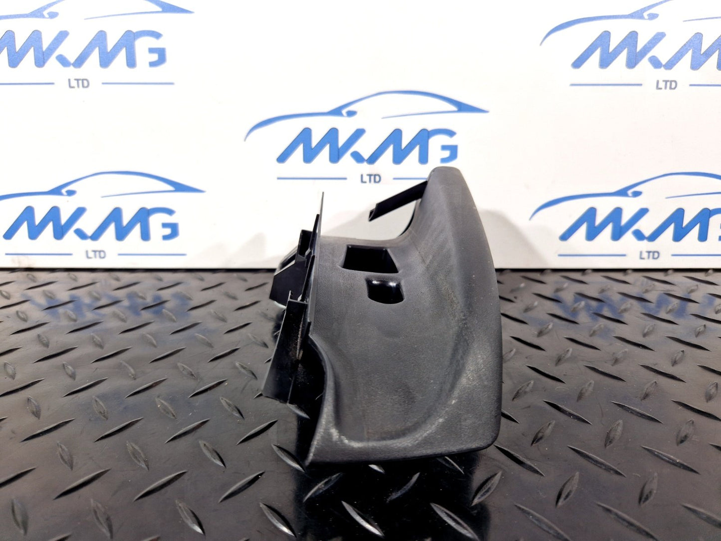16-19 AUDI A4 B9 GENUINE REAR RIGHT SEAT BELT GUIDE 8W0857792