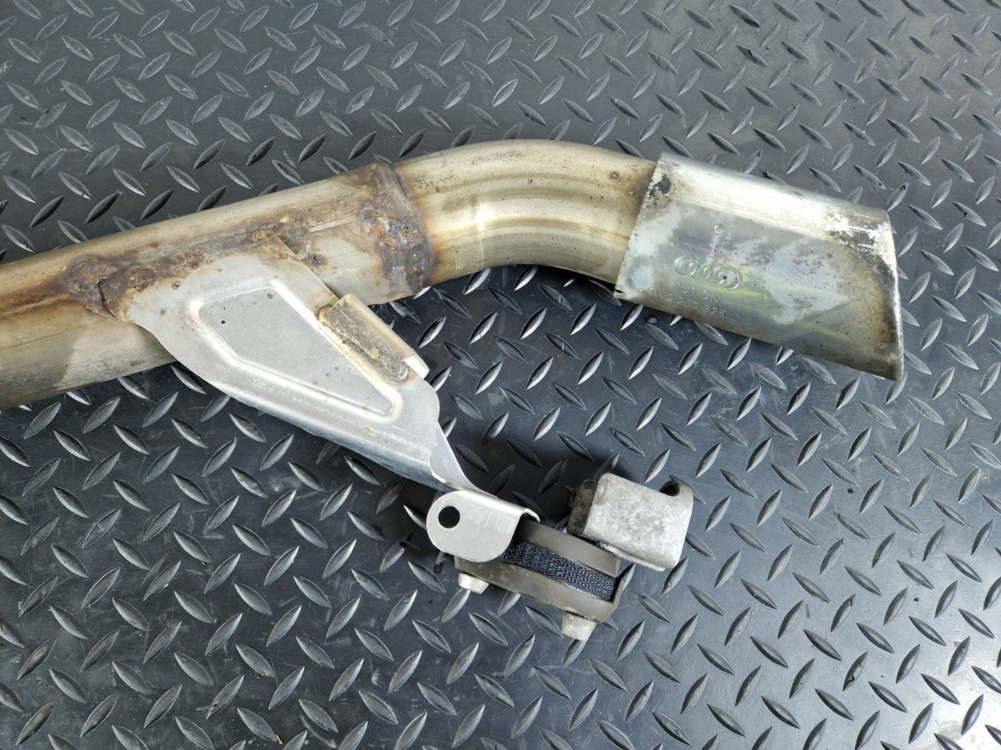 16-19 AUDI A4 B9 OEM REAR EXHAUST SILENCER 8W0253609 8W0253825C