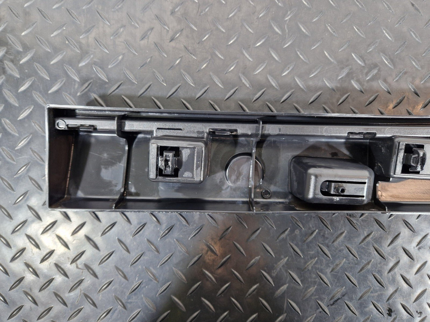 14-21 BMW 2 SERIES F45 F46 GENUINE REAR RIGHT SIDE SKIRT BRACKET 7318862