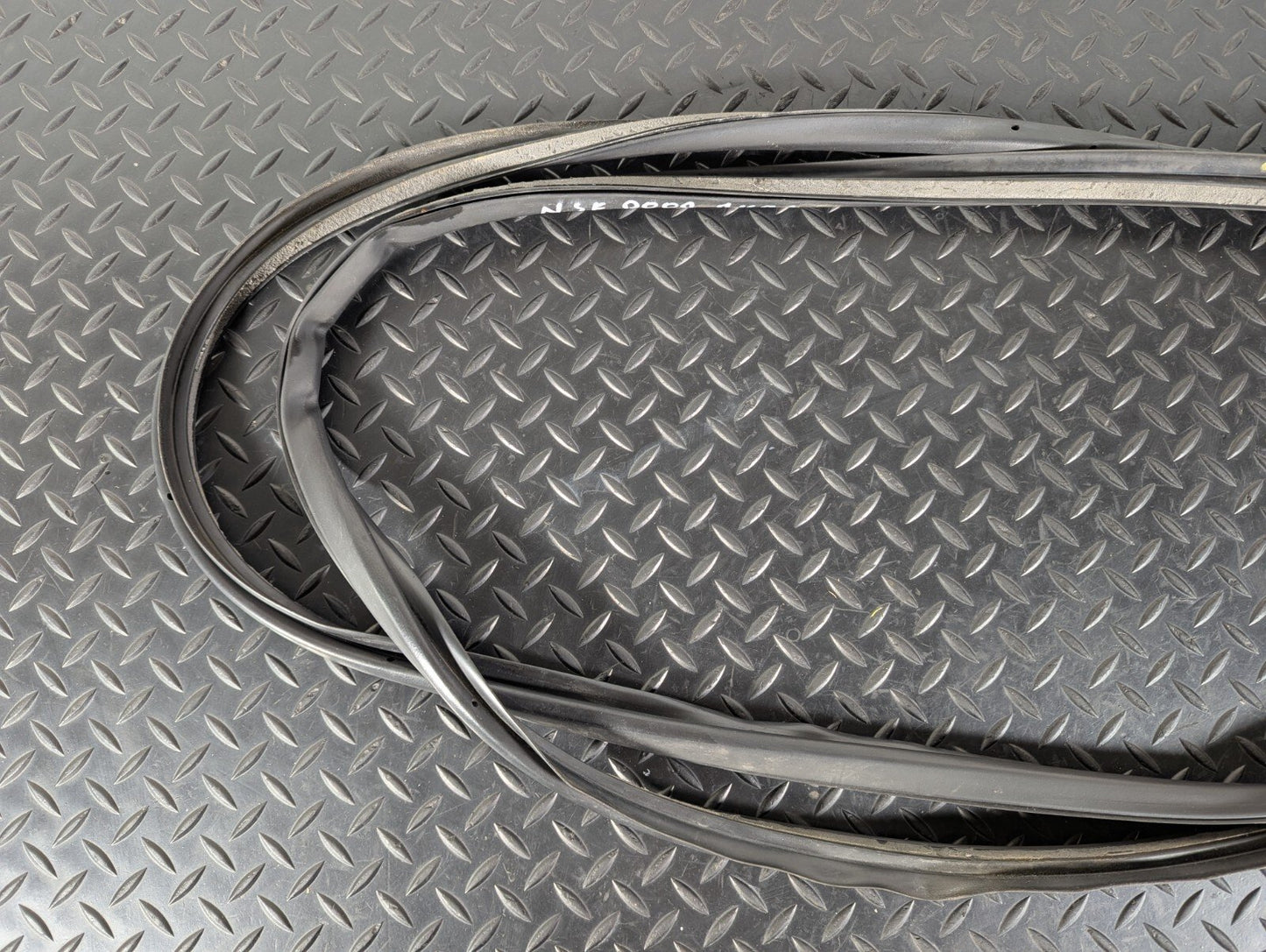 10-17 AUDI A8 4H GENUINE FRONT LEFT DOOR RUBBER INNER SEAL