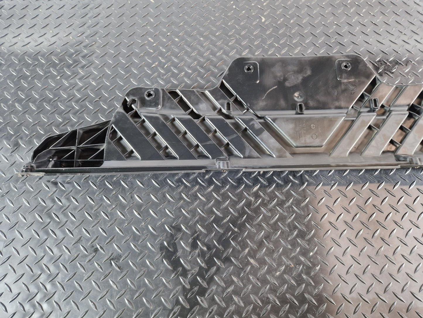 16-20 AUDI Q7 4M GENUINE REAR CENTRE CENTRE MOUNTING BRACKET 4M0807329