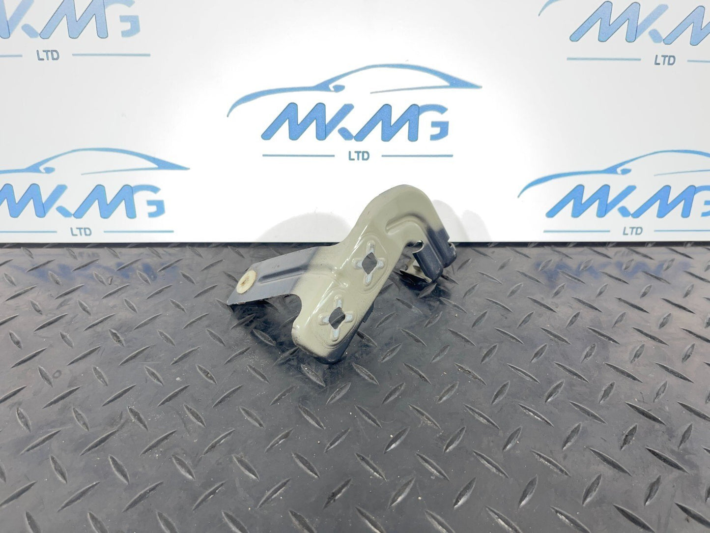 12-18 BMW F30 F31 F35 GENUINE  Left fender wing mounting bracket 7235821