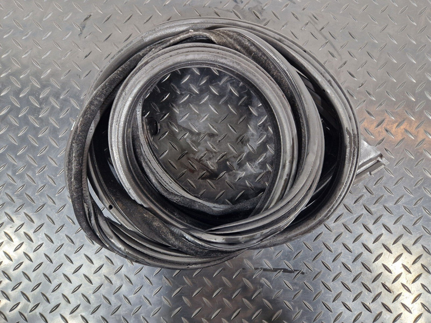 11-18 BMW 6 SERIES F06 FRONT LEFT NSF DOOR RUBBER WEATHER SEAL 7275297