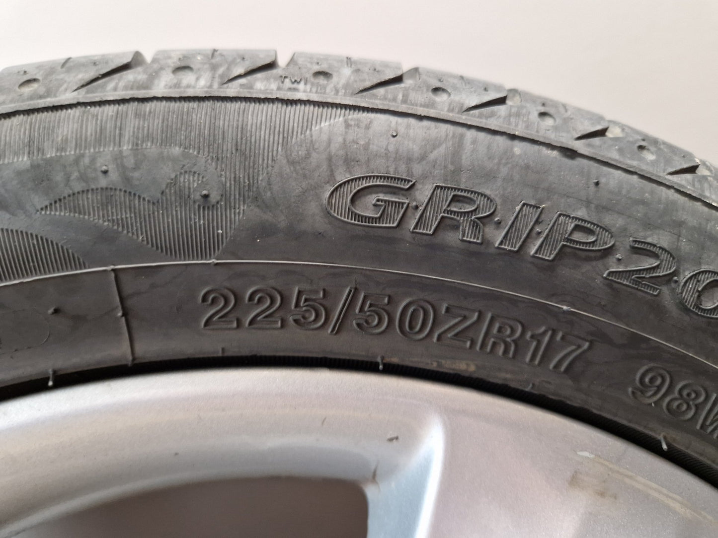 Vauxhall Astra MK6 (J) (A3400) 17" Alloy Wheel with Tyre 225/50/17 ~5mm