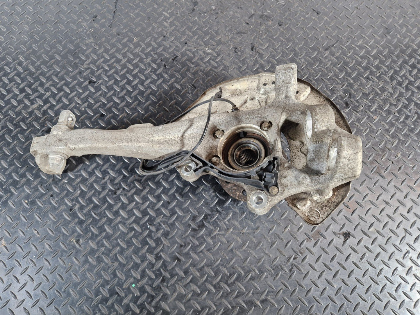 16-22 MERCEDES BENZ GLC X253 GENUINE FRONT LEFT N/S WHEEL HUB A2533320101