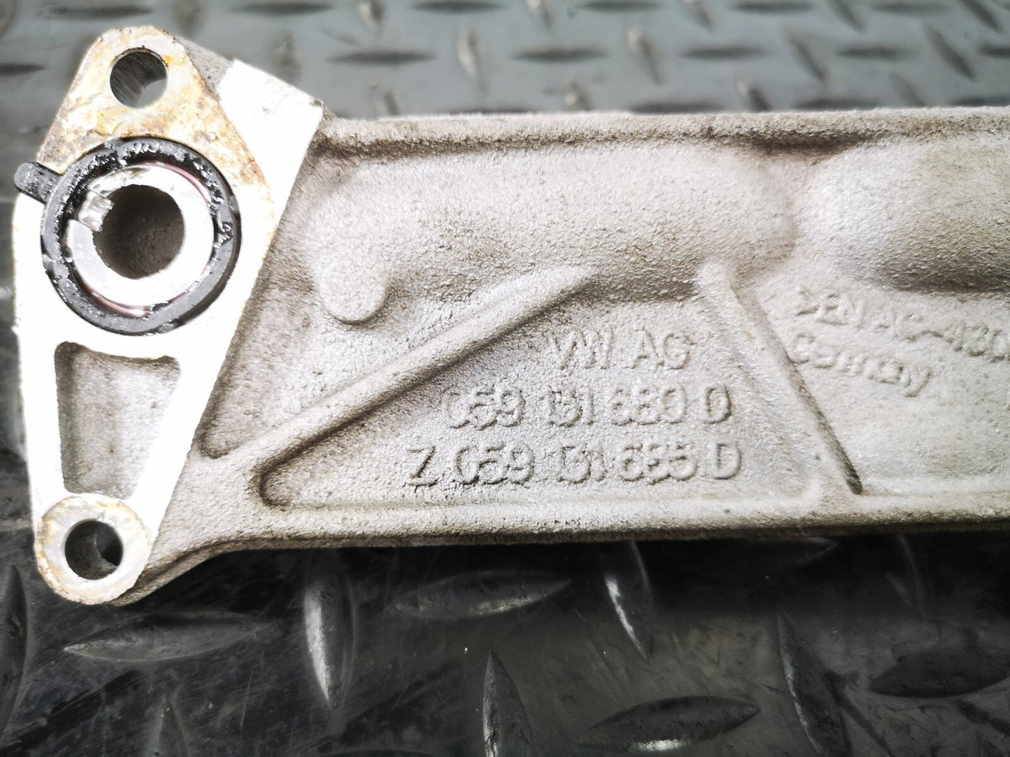 16-19 AUDI A4 B9 S-LINE GENUINE V6 3.0TDI CSW EGR COOLER BRACKET 059131680