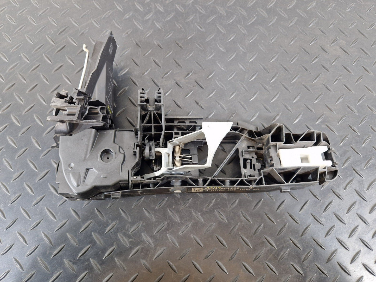 18-ON MERCEDES A CLASS W177 OEM FRONT RIGHT O/S DOOR HANDLE BASE MOUNT BRACKET
