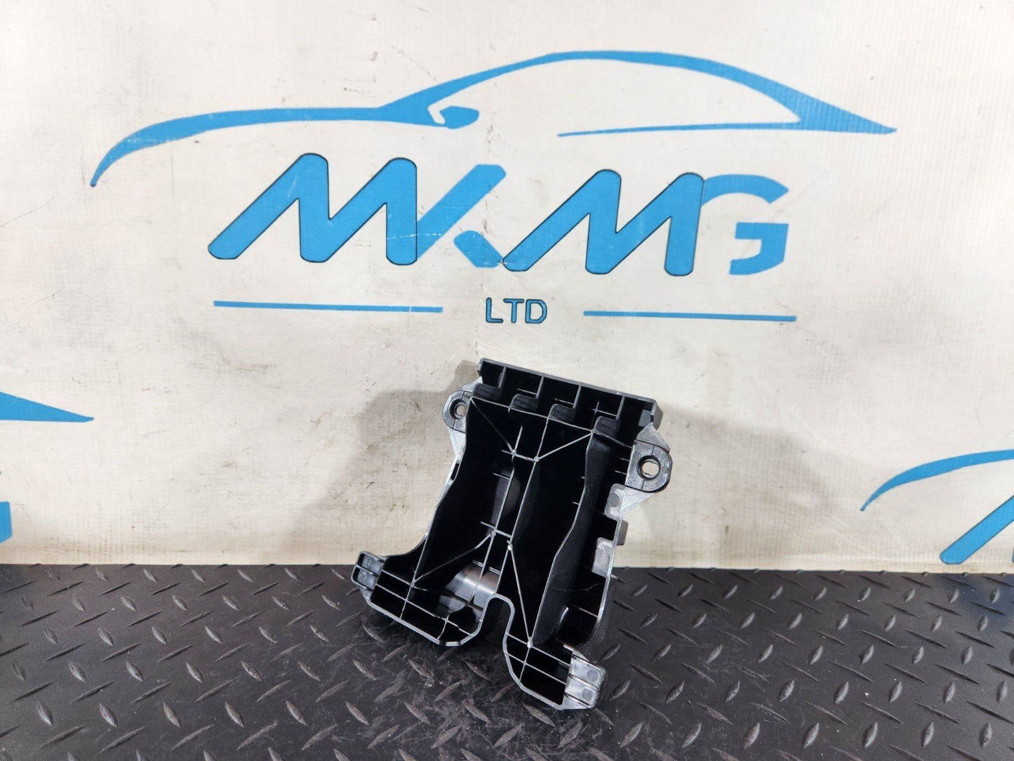 19-ON MERCEDES BENZ B CLASS W247 CENTRE CONSOLE BRACKET MOUNT A2476830400