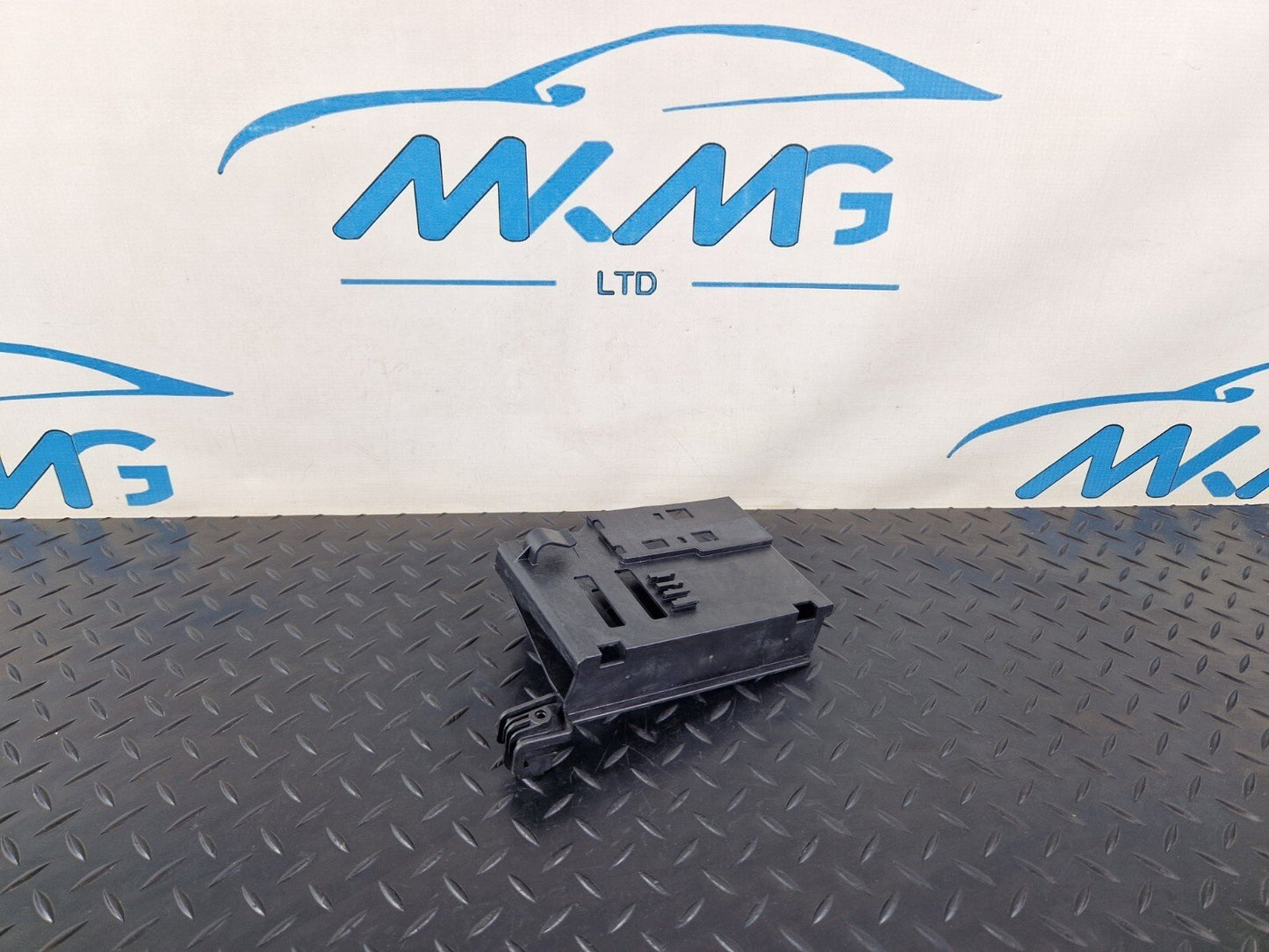 14-19 MERCEDES BENZ GLA X156 GEARBOX CONTROL MODULE BRACKET HOLDER A2465450500
