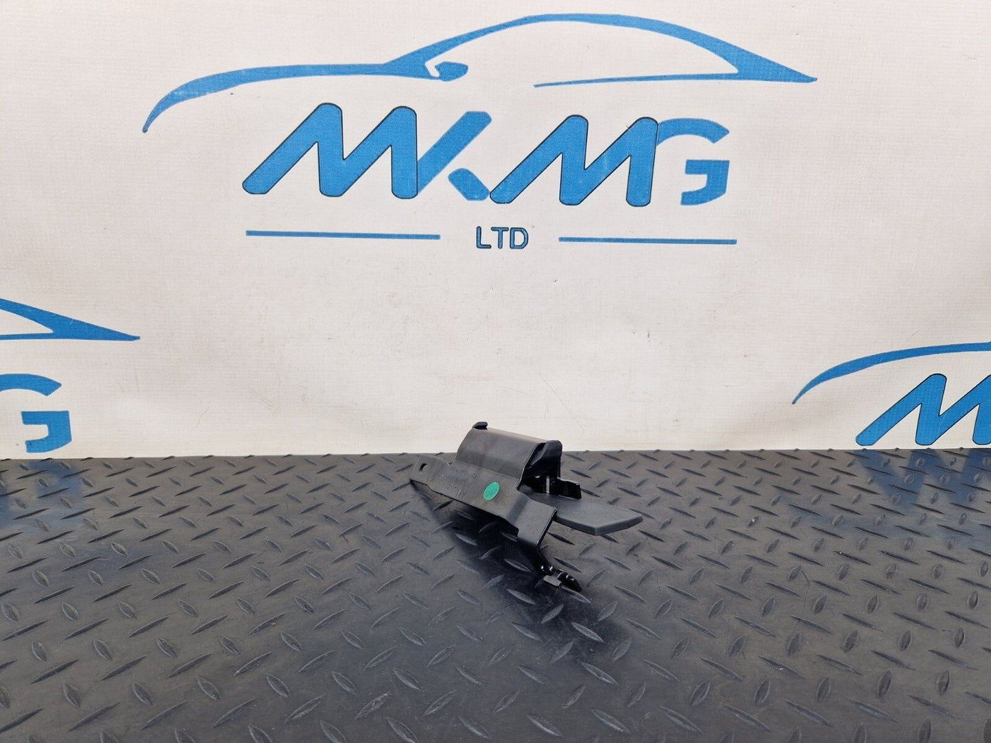 14-21 MERCEDES BENZ C220d W205 REAR RIGHT N/S LUGGAGE ROLLER BRACKET A2058605400
